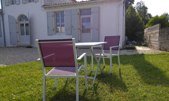 Saint-Vivien-de-Medoc Apartment | Apartment with garden in old house.