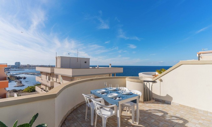 Gallipoli Apartment | Apartment 'Gallipoli Vista Mare' with Sea View, Wi-Fi and Air Conditioning