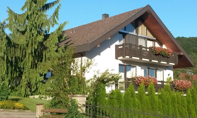 Gemarkung Truchtelfingen Apartment | Apartment 'Gänsbach' with Private Terrace, Shared Garden and Wi-Fi