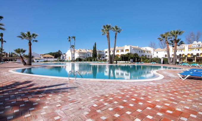 Conceicao e Cabanas de Tavira Apartment | Apartment 'Golden' with Shared Pool, Wi-Fi and Air Conditioning