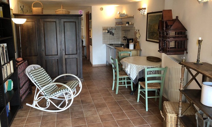 Castagneto Carducci Apartment | Apartment house on the edge of the medieval Castagneto Carducci studio Felice