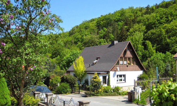 Hainsberg Apartment | Apartment 'Haus Am Waldrand' with Mountain View, Private Terrace and Wi-Fi