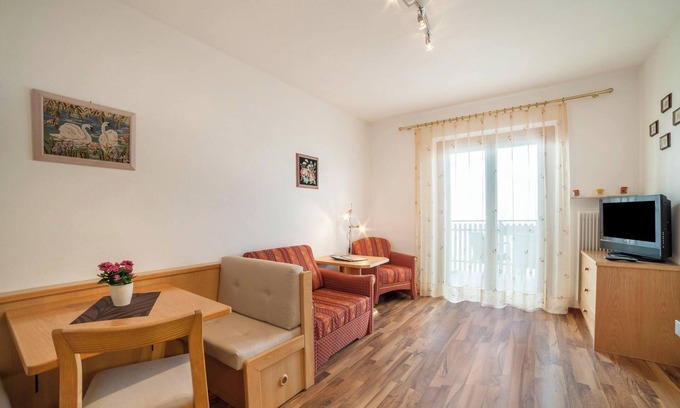 Schenna Apartment | Apartment "Haus Hohenrain 3" with Mountain View, Pool, Wi-Fi, Terrace & Garden