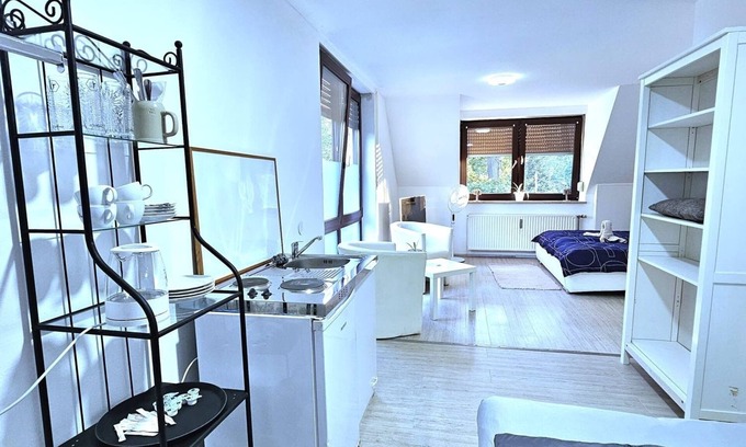 Leinburg Apartment | Apartment 'Helles 1 Zimmer In' with Shared Garden and Wi-Fi