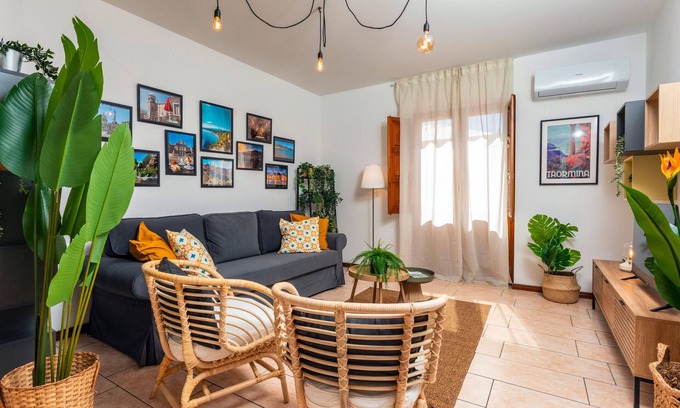 Coste Apartment | Apartment 'Home Centrum 1' with Sea View, Wi-Fi and Air Conditioning