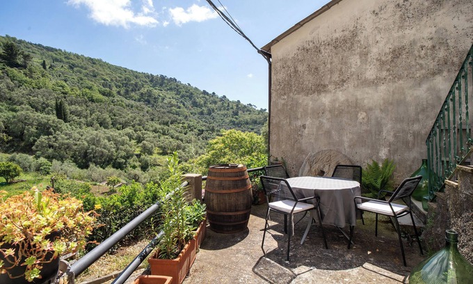 Imperia Apartment | Apartment 'Il Frantoio' with Sea View, Shared Garden and Wi-Fi