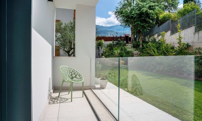 Ravina Apartment | Apartment In A Hotel 'Midum Garden Sud' with Mountain View, Wi-Fi and Air Conditioning
