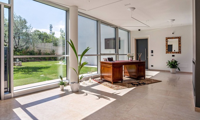 Ravina Apartment | Apartment in a Hotel 'Midum Balcony Nord' with Mountain View, Wi-Fi and Air Conditioning