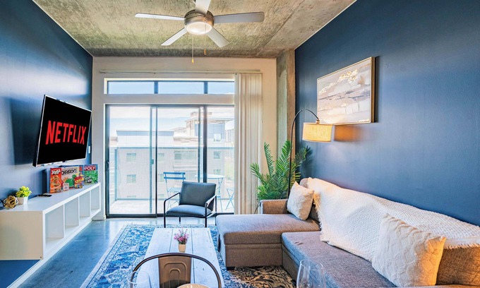 Evans Churchill Apartment | Apartment in Central DT with Gym+Pool+Parking+W/D