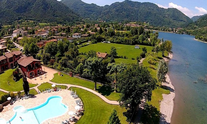 Crone Apartment | Apartment in Idro with Pool and Garden