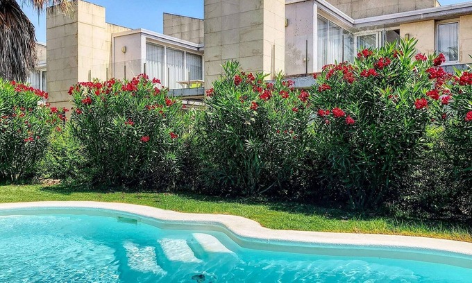 Bellcaire d'Emporda Apartment | Apartment in La Escala near Beaches & Pools