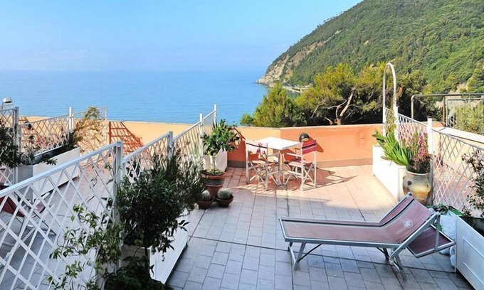 Moneglia Apartment | Apartment in Mongelia with balcony