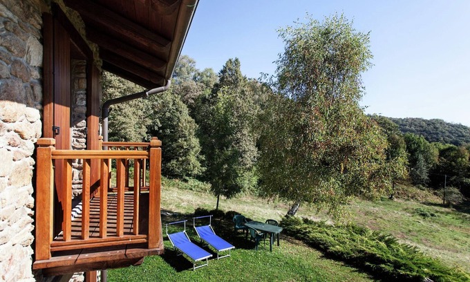 Netro Apartment | Apartment in Netro with Balcony and Views