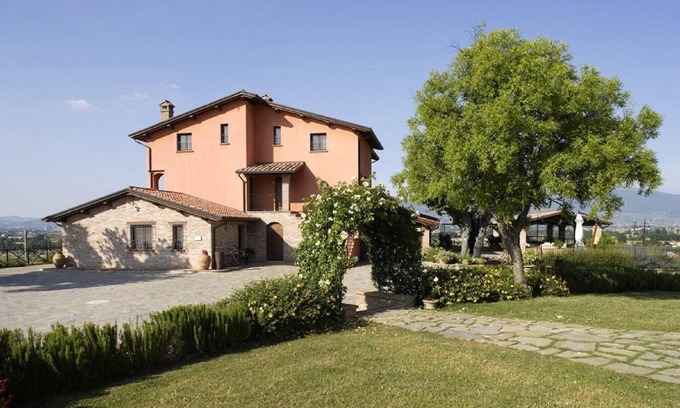 Bettona House | Apartment in Umbria with Infinity Pool Views