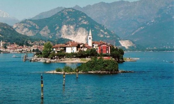 Verbania Apartment | Apartment in Verbania + garden, air/con and WiFi, a few steps from Lake Maggiore