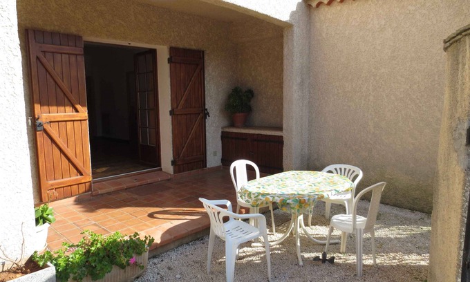 Carqueiranne Apartment | Apartment in villa Ground Floor F3