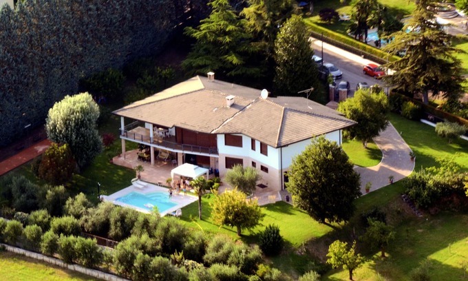 Marcellise Apartment | APARTMENT IN VILLA WITH SWIMMING POOL AND TENNIS COURT SURROUNDED BY GREENERY