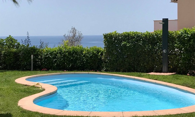 Diamante House | Apartment in villa with swimming pool and garden overlooking the sea on two levels