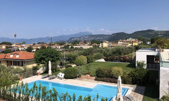 Bardolino Apartment | APARTMENT INSIDE A VILLA, LARGE GARDEN WITH LAKE AND POOL VIEW