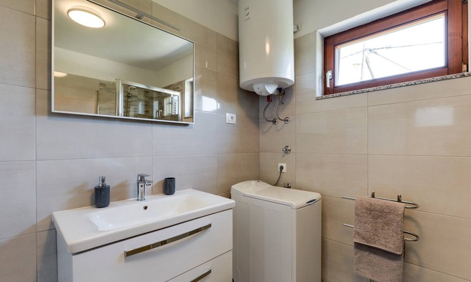 Crno Apartment | Apartment Issa- Luxury three bedroom apartment with bacony and city view