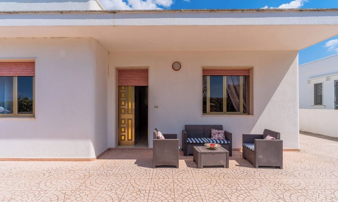 Marina di Mancaversa Apartment | Apartment 'Casa Peppe' with Private Terrace, Private Garden and Air Conditioning