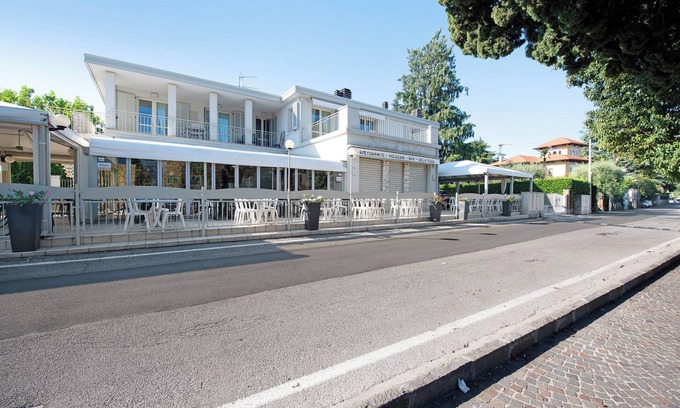 Portese Apartment | Apartment 'Gran Fausto Trilo' with Lake View, Wi-Fi and Air Conditioning