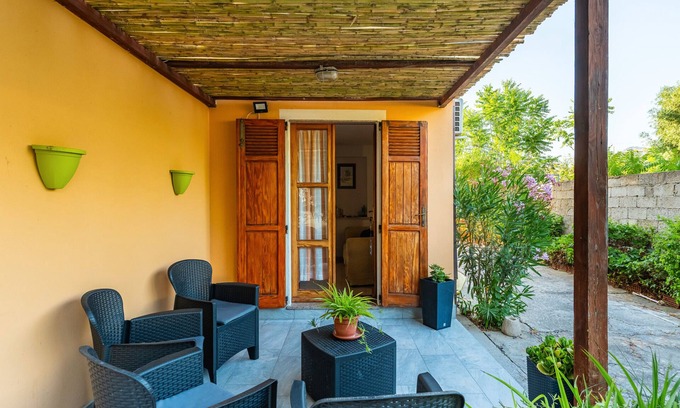 San Giovanni Suergiu Apartment | Apartment 'Nonna Tere' with Private Garden and Air Conditioning