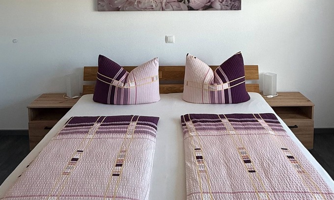 Plankenfels Apartment | Apartment 'Keller' with Shared Garden, Balcony and Wi-Fi