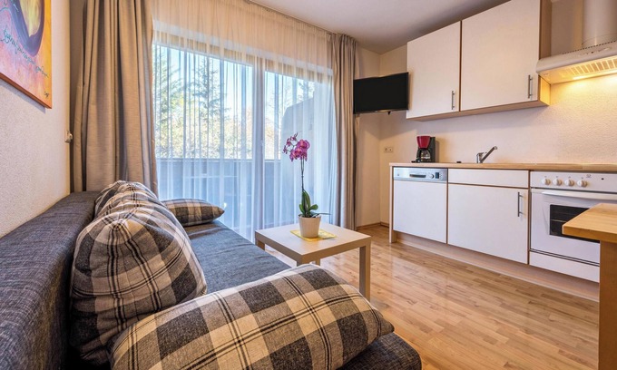 Naz Apartment | Apartment "Klementhof Nr 3" with Mountain View, Pool, Wi-Fi, Balcony & Garden