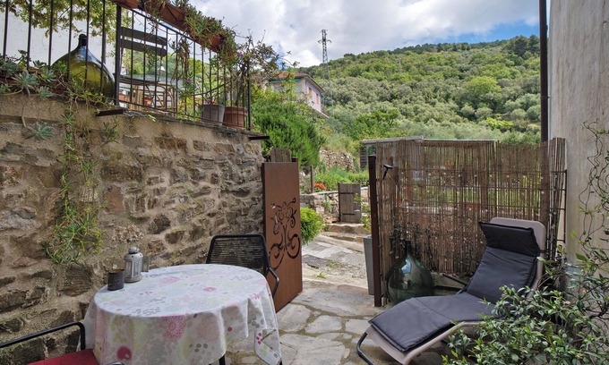 Imperia Apartment | Apartment 'La Cantina' with Sea View, Shared Garden and Wi-Fi