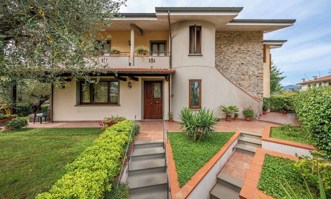 Altopascio Apartment | Apartment 'La Casa Nel Verde' with Private Terrace, Wi-Fi and Air Conditioning