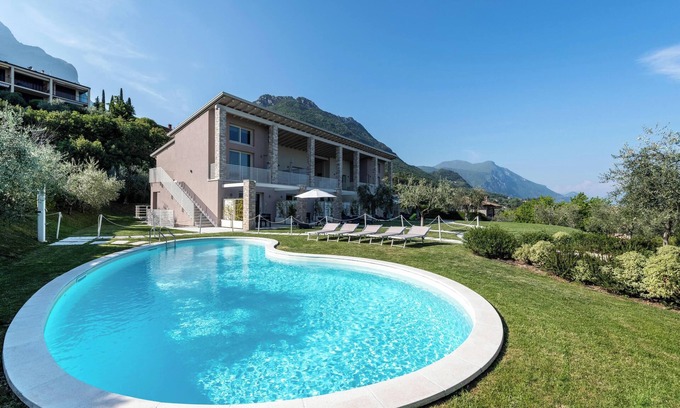 Pulciano Apartment | Apartment "La Lavanda - Little Paradise" with Lake View, Wi-Fi, A/C, Pool & Garden