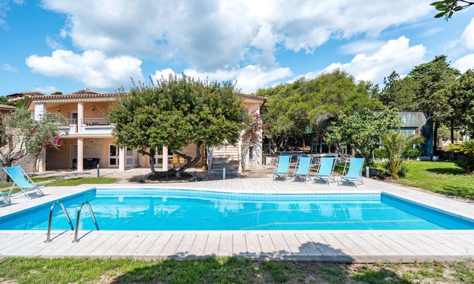 Sas Linnas Siccas Apartment | Apartment 'La Vela Arancione' with Shared Pool, Wi-Fi and Air Conditioning