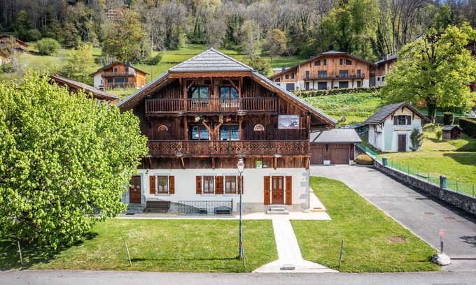 Samoens Apartment | Apartment 'Le Criou' with Mountain View, Private Terrace and Wi-Fi