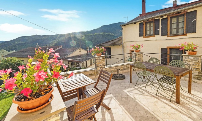 Cardoni Apartment | Apartment "Le Peonie - Clotilde" with Mountain View, Garden & Wi-Fi