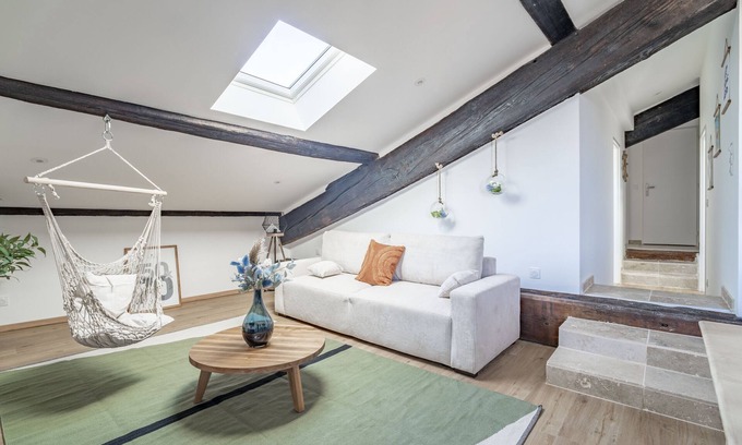 Le Somail Apartment | Apartment 'Le Somail - Louis 14' with Lake View, Wi-Fi and Air Conditioning