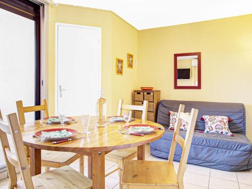 Les Arenes Apartment | Apartment Les Coraux-3 by Interhome