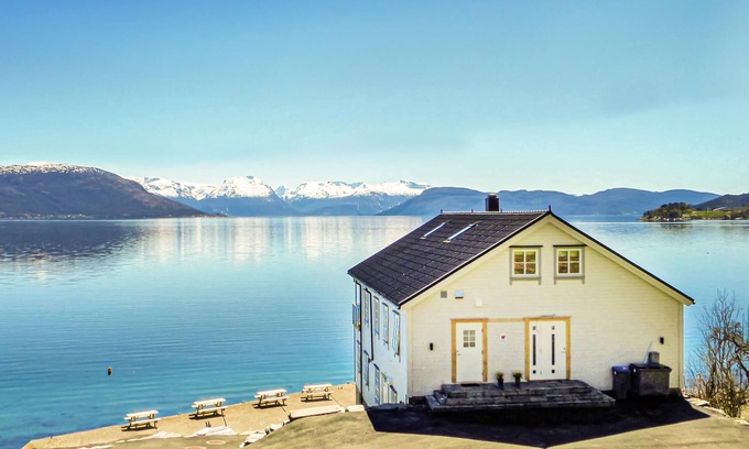 Strandebarm Apartment | Apartment located on the shore of the Hardangerfjord with fantastic fjord views of the Folgefonna gl