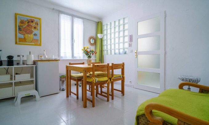 Elne Apartment | Apartment 'Logis Helena' with Wi-Fi