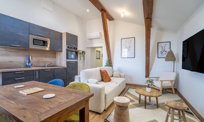 Le Somail Apartment | Apartment 'Louis 13' with Lake View, Wi-Fi and Air Conditioning