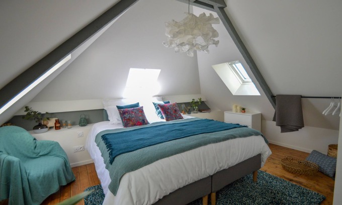 Bayeux Apartment | Apartment-Luxury-Ensuite-Garden view