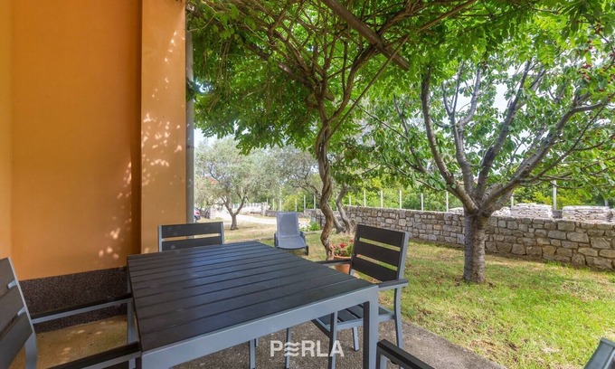 Nerezine Apartment | Apartment LYNA with garden 300m from the beach