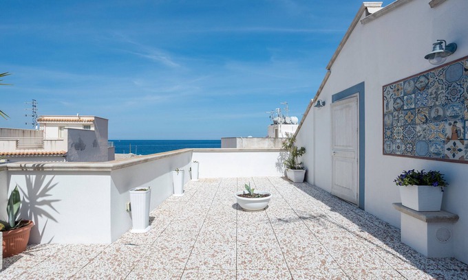 Isola delle Femmine Apartment | Apartment 'Matilde' with Shared Terrace, Wi-Fi and Air Conditioning
