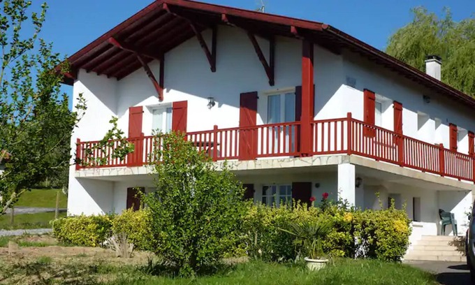 Bardos Apartment | Apartment 'Maison Artzain Etchea' with Private Terrace, Private Garden and Wi-Fi