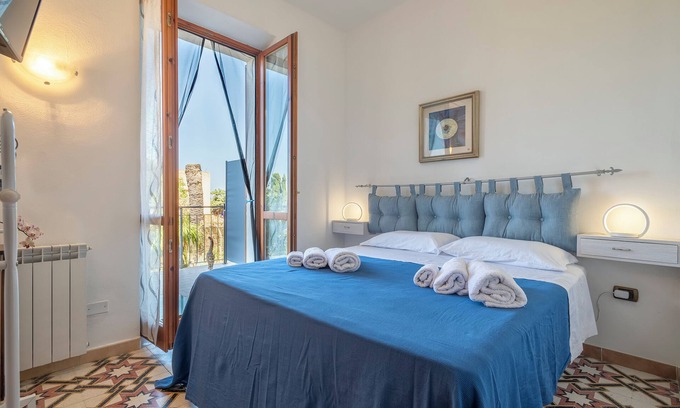 Alghero Apartment | Apartment 'Marmaga' with Sea View, Wi-Fi and Air Conditioning