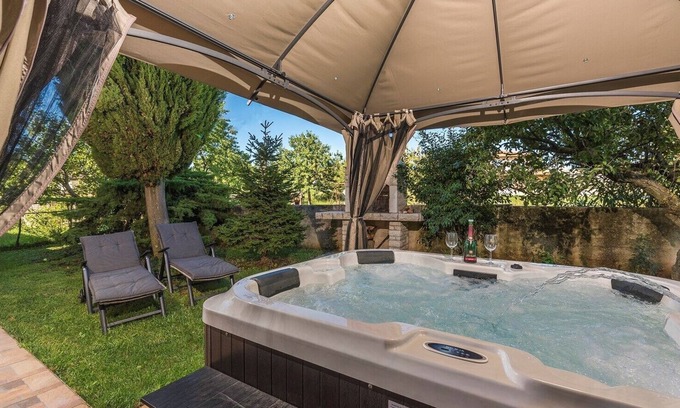 Maruzini Apartment | Apartment Maruzini with Whirlpool