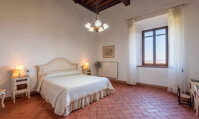 Monteroni d'Arbia Apartment | Apartment 'Memories' Farm Stay with View of Siena