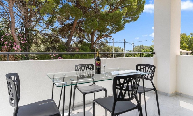Episkopos Apartment | Apartment 'Miralis' with Mountain View, Wi-Fi and Air Conditioning