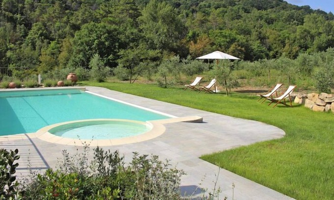 Collesalvetti Apartment | Apartment Mulino della Rivolta overlooking the shared pool in Colognole