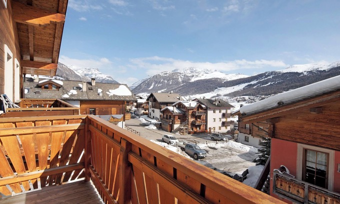 Livigno Apartment | Apartment 'Natale 7' with Mountain View, Balcony and Wi-Fi